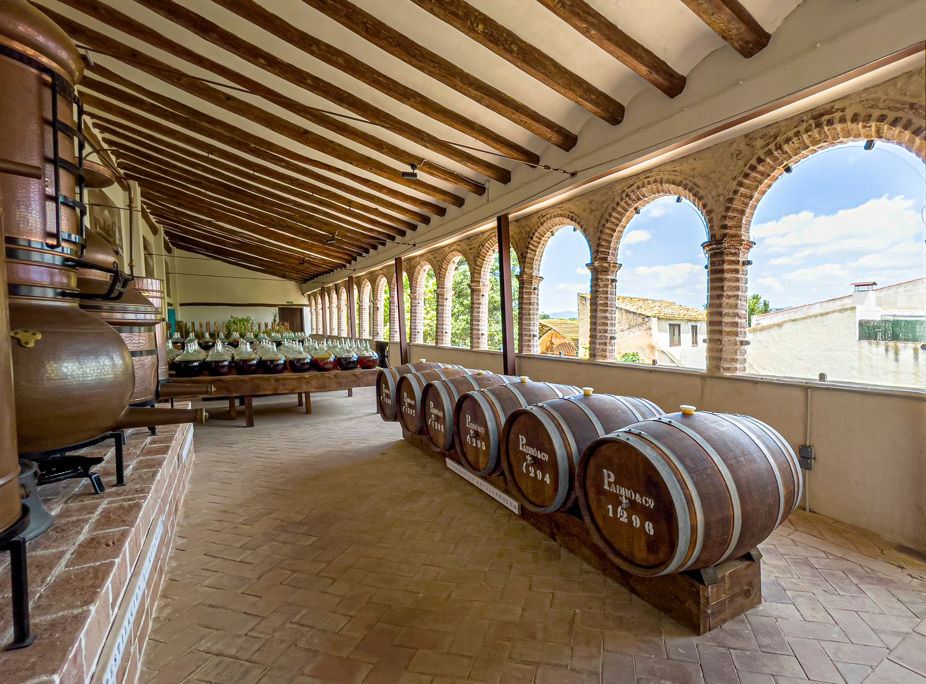 Glas bärnstensfärgad amontillado mot fatlager